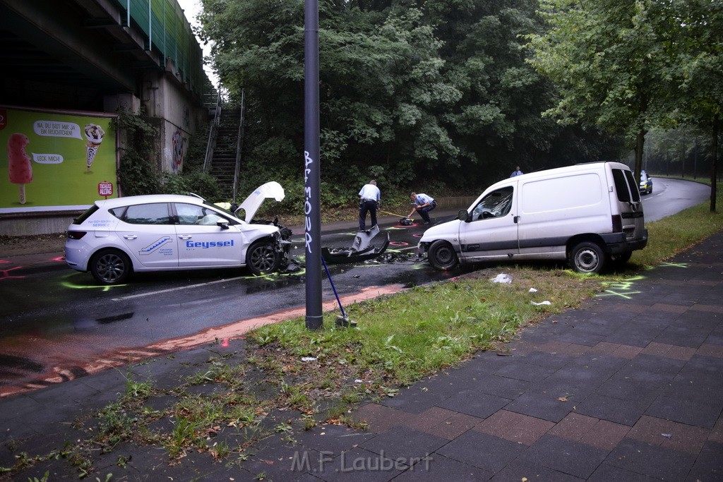 VU Frontal Koeln Hoehenhaus Berlinerstr vor Leuchterstr P03.JPG - Miklos Laubert